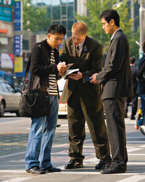 mormon-missionaries3 mormon-missionaries