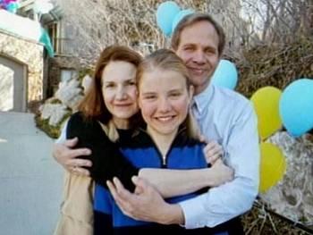 Ellizabeth Smart reunited with family Elizabeth Smart with her father and mother after being reunited.